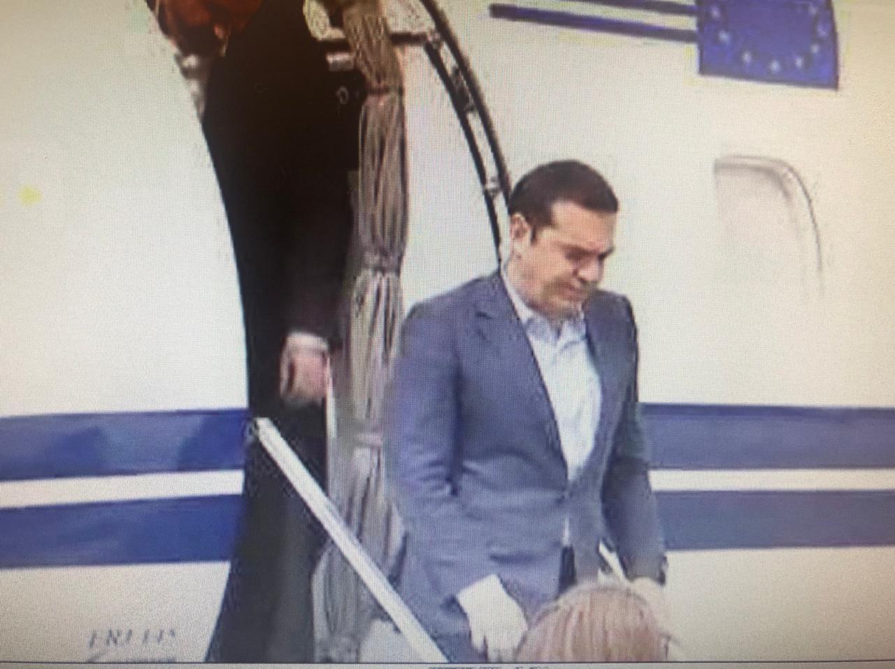 Ο Αλέξης Τσίπρας κατεβαίνει από το πρωθυπουργικό αεροσκάφος. Το χρησιμοποίησε για να επισκεφθεί την Κοζάνη τον περασμένο Απρίλιο