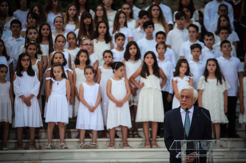 ÎŸ Î ÏÎ¿ÎºÏŒÏ€Î·Ï‚ Î Î±Ï…Î»ÏŒÏ€Î¿Ï…Î»Î¿Ï‚ Î±Ï€ÎµÏ…Î¸ÏÎ½ÎµÎ¹ Ï„Î¿ Î¼Î®Î½Ï…Î¼Î¬ Ï„Î¿Ï… Î³Î¹Î± Ï„Î·Î½ 45Î· ÎµÏ€Î­Ï„ÎµÎ¹Î¿ Ï„Î·Ï‚ Î±Ï€Î¿ÎºÎ±Ï„Î¬ÏƒÏ„Î±ÏƒÎ·Ï‚ Ï„Î·Ï‚ Î”Î·Î¼Î¿ÎºÏÎ±Ï„Î¯Î±Ï‚. 