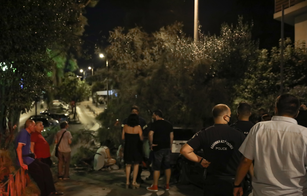 Περαστική βοηθούν τραυματία από πτώση δέντρου