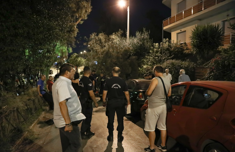 Αστυνομικοί και περαστικοί δίπλα σε πεσμένο δέντρο