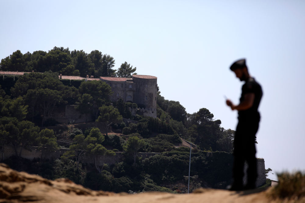 Το ιστορικό κτίριο του 17ου αιώνα, to κάστρο Μπρεγκανσόν, στη γραφική κατοικία στη Ριβιέρα, στις όχθες της Μεσογείου