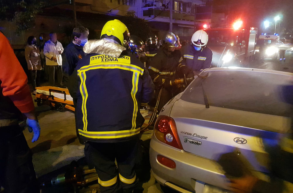 Πυροσβέστες με τροχό κόβουν την πόρτα του οδηγού προκειμένου να απεγκλωβίσουν τον οδηγό