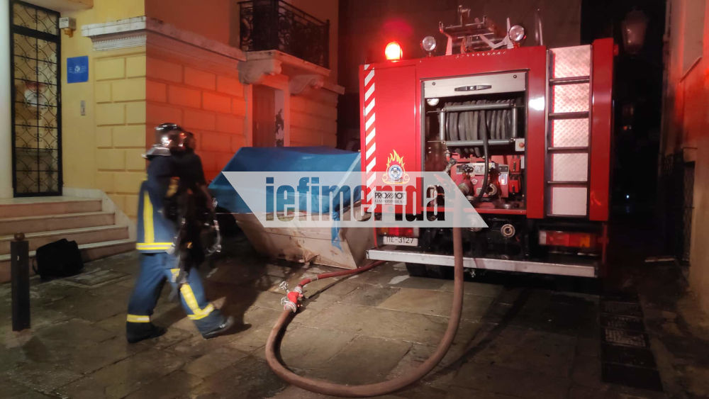 Άνδρες της Πυροσβεστικής και πυροσβεστικό όχημα στην Πλάκα