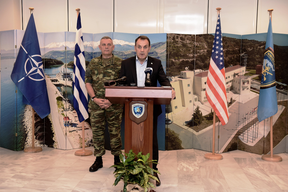 Χανιά: Στη βάση της Σούδας οι Ν. Παναγιωτόπουλος και Τζ. Πάιατ