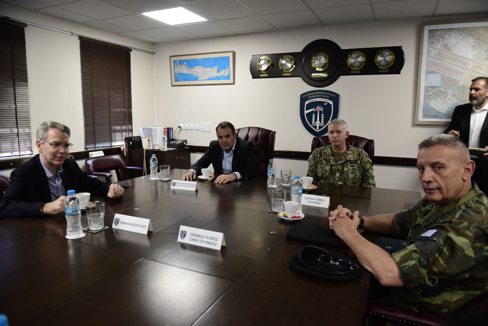 Χανιά: Στη βάση της Σούδας οι Ν. Παναγιωτόπουλος και Τζ. Πάιατ