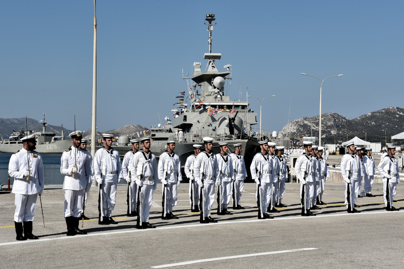 ναύτες μπροστά από την πυραυλάκατο Καραθανάσης