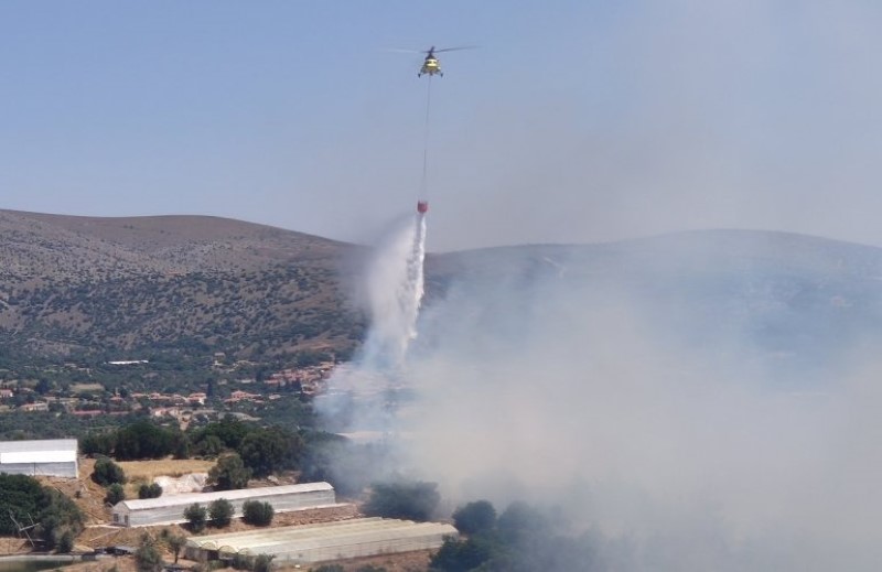 Ελικόπτερο που επιχειρεί στην πυρκαγιά της Χίου