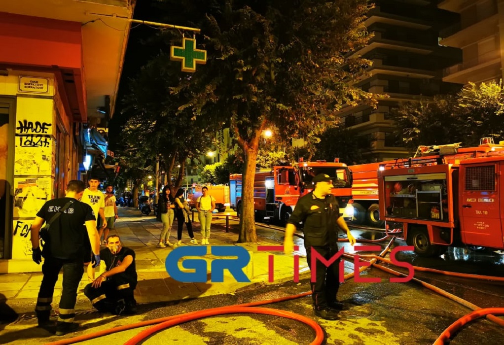 Πυροσβέστες στην Θεσσαλονίκη εν ώρα υπηρεσίας