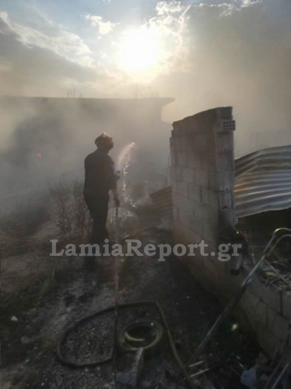 Πυροσβέστης σε αποθήκη με φωτιά