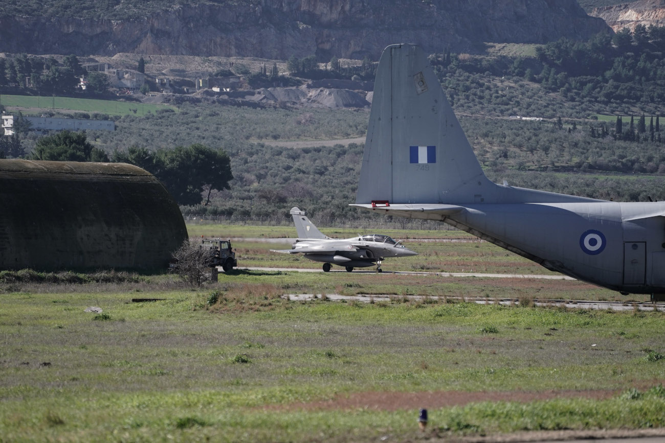 Πολεμικό αεροσκάφος σε διάδρομο στη Τανάγρα