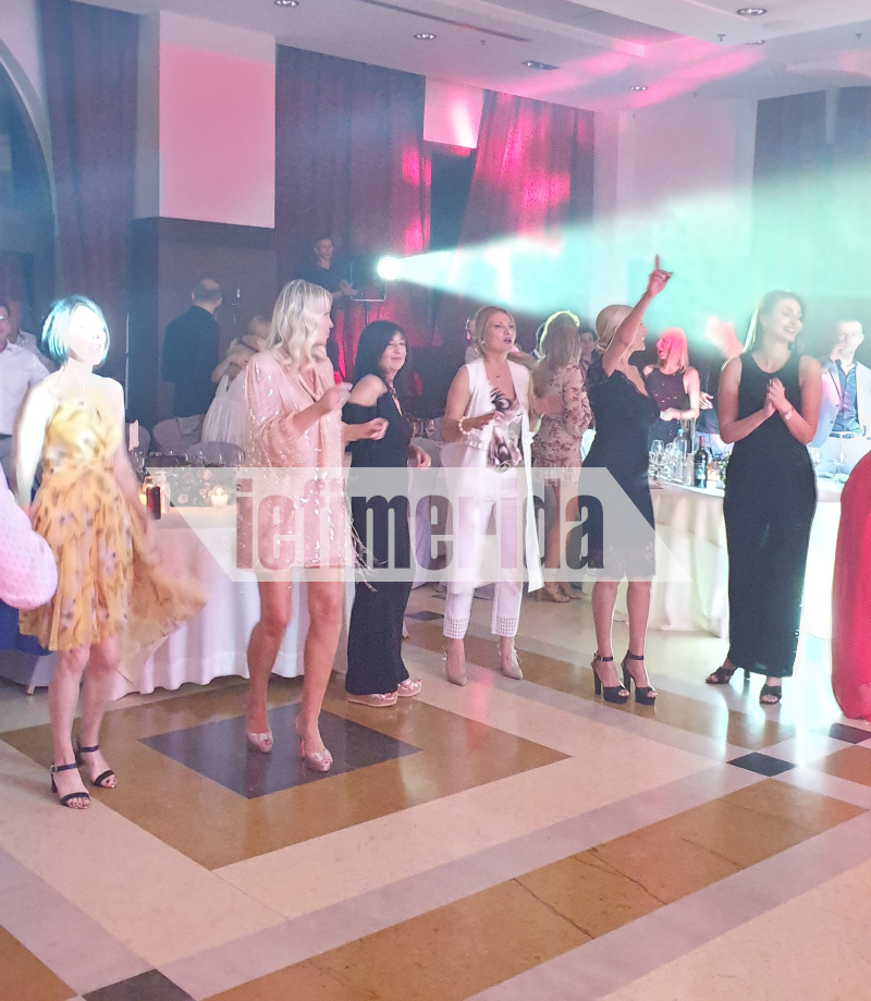 Η  εορτάζουζα χορεύει με τις φίλες της