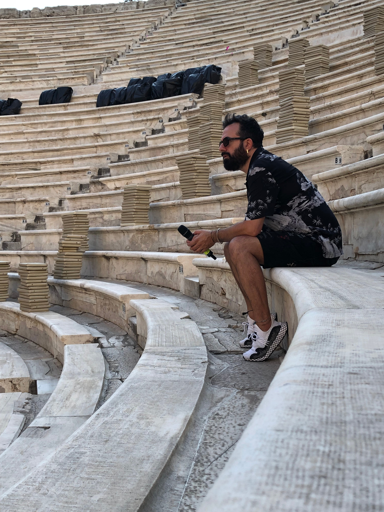 Ο σκηνοθέτης Κωνσταντίνος Ρήγος, απόγευμα Πέμπτης στην πρώτη πρόβα της Τραβιάτας μέσα στο Ηρώδειο