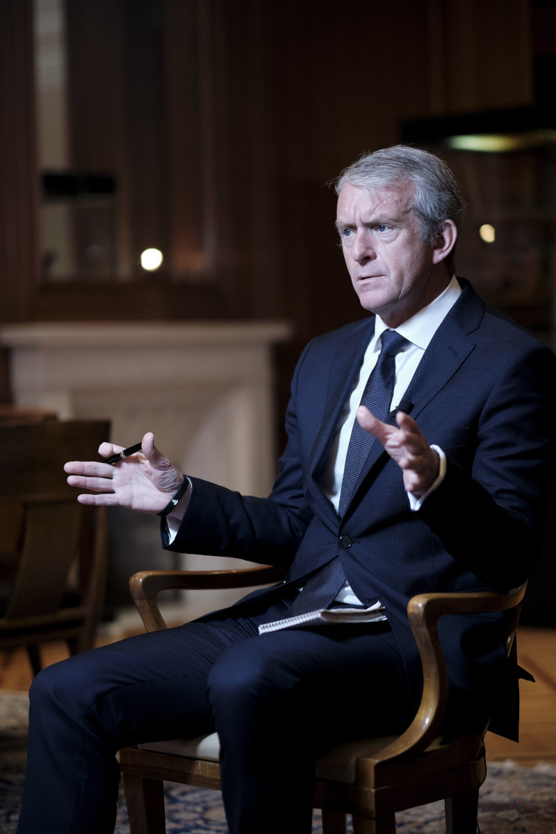 Ο δημοσιογράφος Nic Robertson του CNN την ώρα της συνέντευξης με τον Κυριάκο Μητσοτάκη