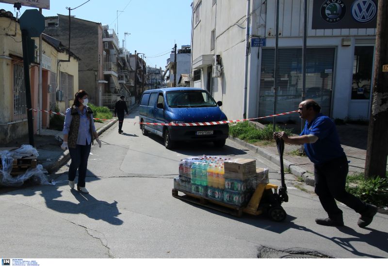 Τροφοδοσία οικισμού Ρομά στη Λάρισα που είναι σε καραντίνα λόγω κορωνοϊού