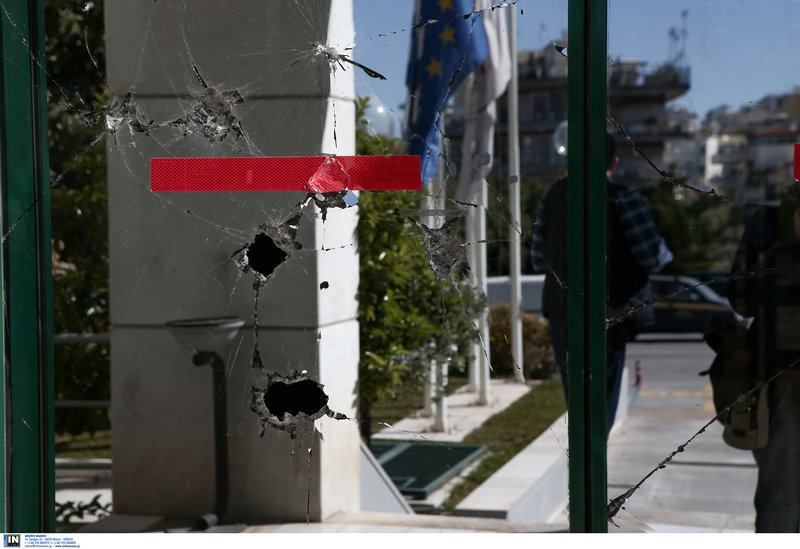 Εικόνες-σοκ από τις φθορές που προκάλεσε ο Ρουβίκωνας στο δημαρχείο Ηλιούπολης