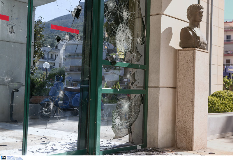 Εικόνες από τις φθορές που προκάλεσε ο Ρουβίκωνας στο δημαρχείο Ηλιούπολης