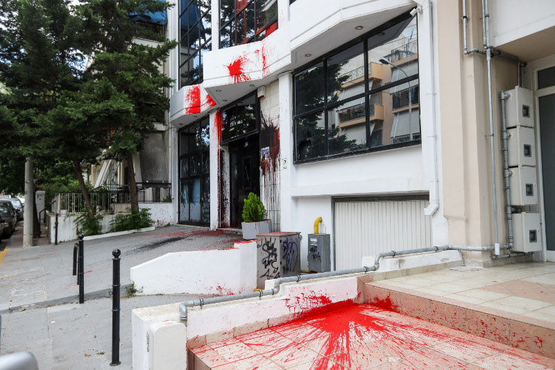 Μέλη της αναρχικής συλλογικότητας έκαναν επίθεση στα γραφεία της ΕΔΕΥ με μπογιές / Φωτογραφία: EUROKINISSI