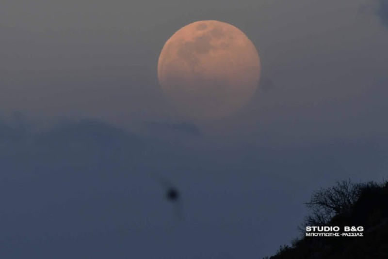 Ροζ πανσέληνος ανάμεσα στα σύννεφα