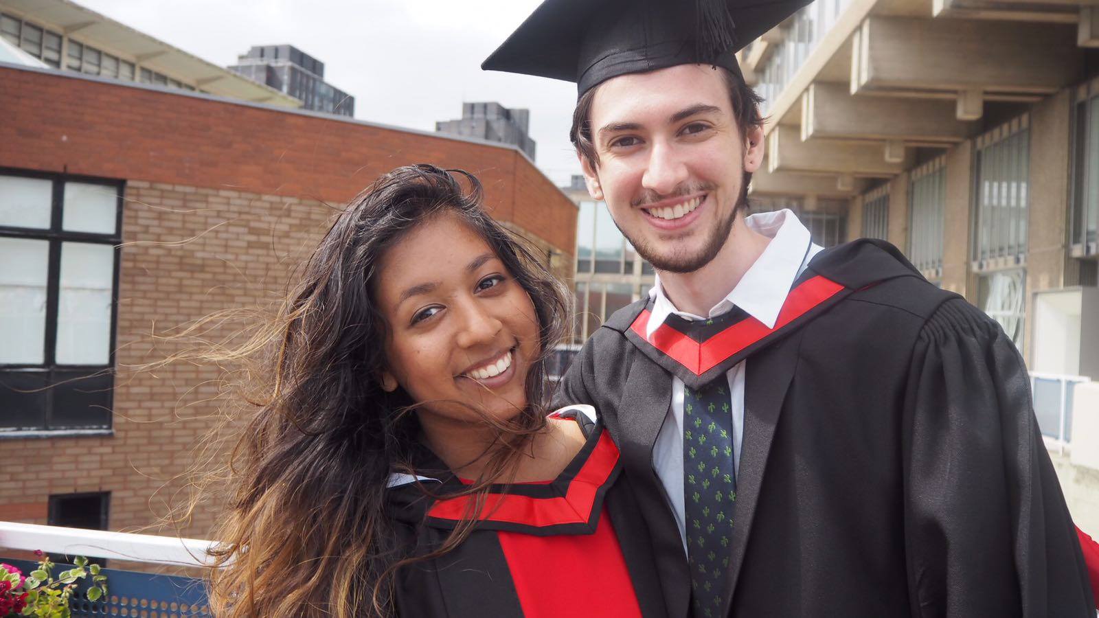 Ζευγάρι σε τελετή αποφοίτησης