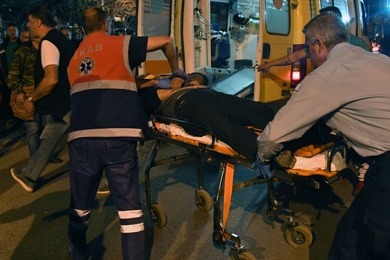 Η στιγμή που ο εικονολήπτης μεταφέρεται νεκρός στο ΕΚΑΒ