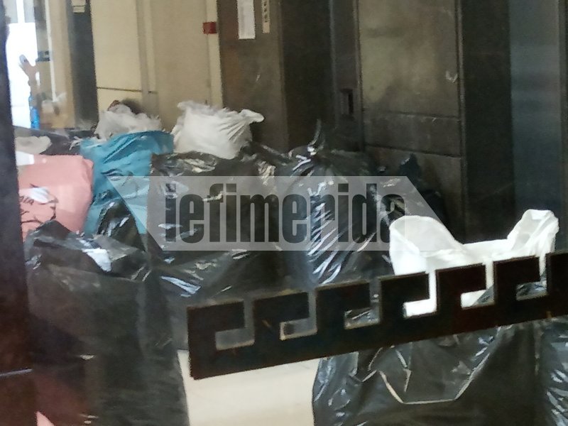 Αμέτρητες είναι οι σακούλες με τα κατεστραμμένα έγγραφα στο ΥΠΟΙΚ