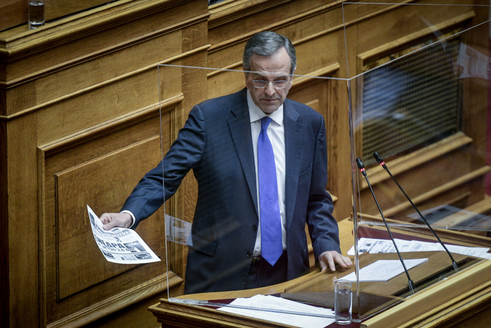Ο Αντώνης Σαμαράς κρατά ένα απόκομμα εφημερίδας στη Βουλή