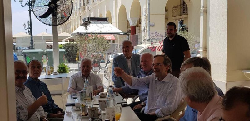 Ο Αντώνης Σαμαράς πίνει καφέ στην πλατεία Αριστοτέλους με φίλους