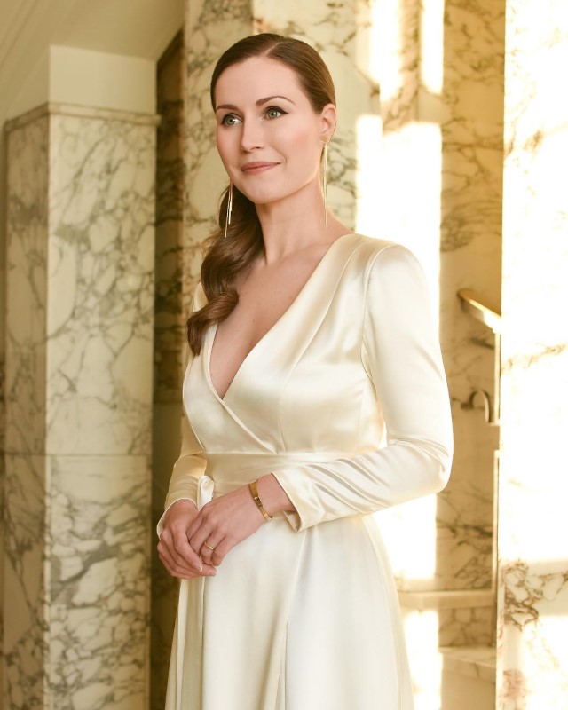 Η Σάνα Μαρίν με λευκό φόρεμα