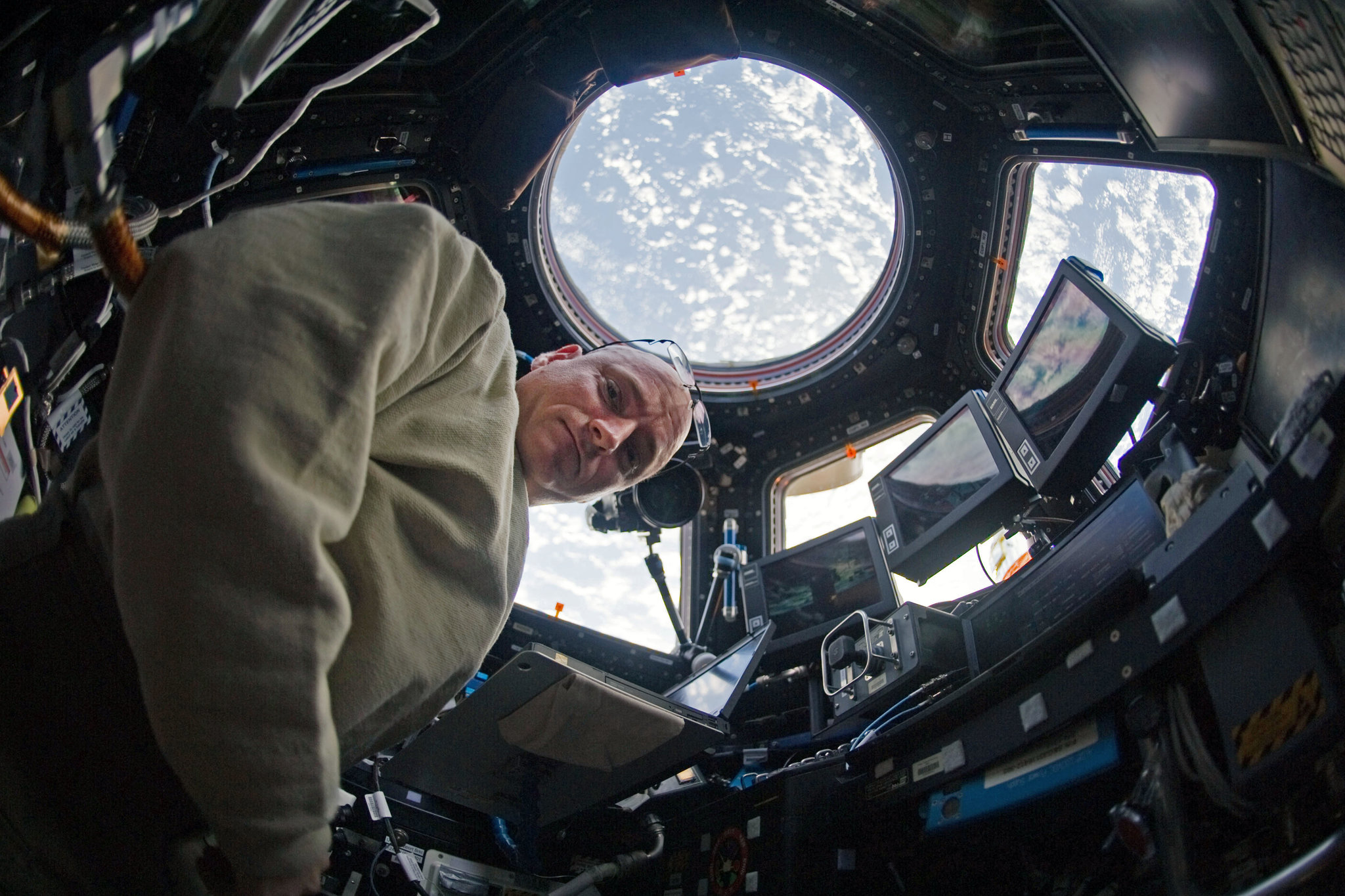 NASA: Ποιο είναι το τίμημα για ένα ταξίδι στο διάστημα – Η εξομολόγηση ενός αστροναύτη (ΦΩΤΟ)  