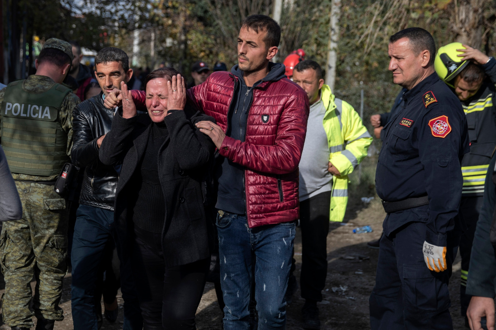 Συγγενείς θυμάτων κλαίνε από την απώλεια στο σεισμό της Αλβανίας