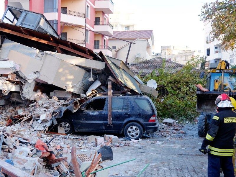 Σπίτι κατέρρευσε από το σεισμό και καταπλάκωσε αυτοκίνητο