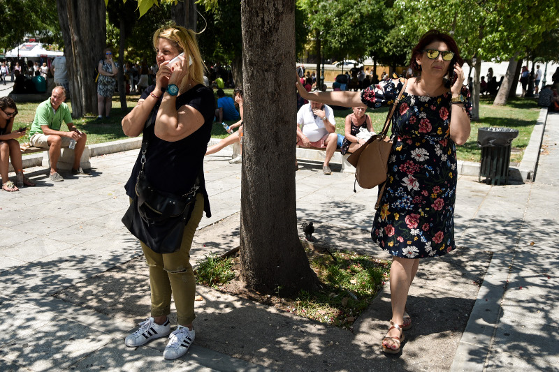 Αθηναίοι τηλεφωνούν στους οικείους τους ανήσυχοι