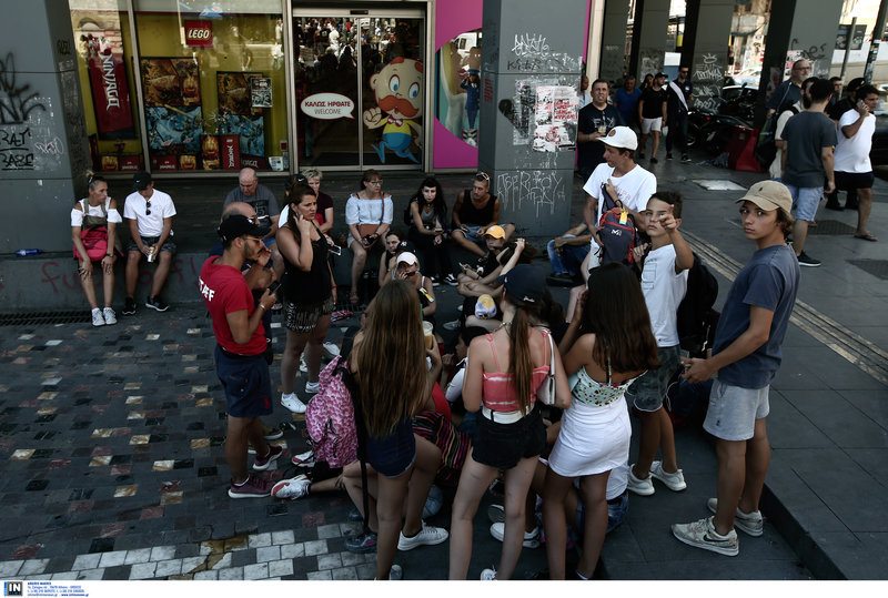 Κόσμος ανάστατος στους δρόμους μετά τον μεγάλο σεισμό