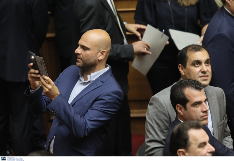 Ολοι οι νέοι βουλευτές ήθελαν να βγάλουν σέλφι μέσα στην Βουλή