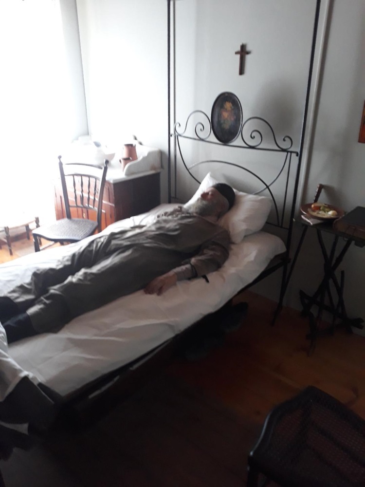 Ο Αρης Σερβετάλης ως Αγιος Νεκτάριος