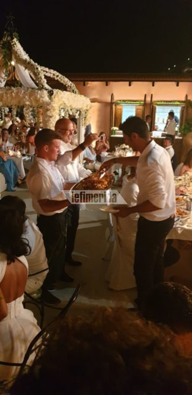 Σερβιτόροι σερβίρουν αστακομακαρονάδα