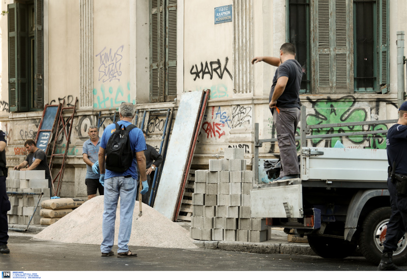 Σγραγίσαν και τις εισόδους και τα παράθυρα των πρώην καταλήψεων