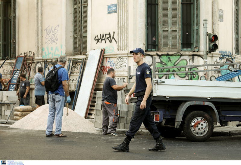 Τα συνεργεία σφραγίζουν τις εισόδους των κτηρίων για να μην επιστρέψουν οι καταληψίες