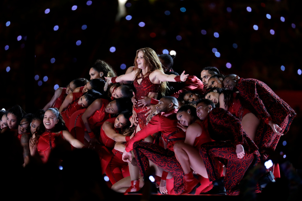 Η Σακίρα με χορεύτριες στο Super Bowl