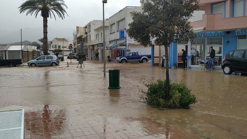 Δρόμοι γεμάτοι με νερό στη Σητεία 