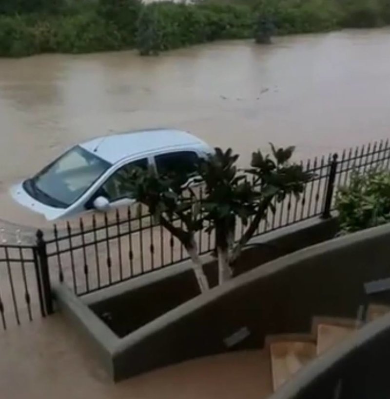 Ενα αυτοκίνητο βυθισμένο στο νερό από τις βροχές στη Σητεία
