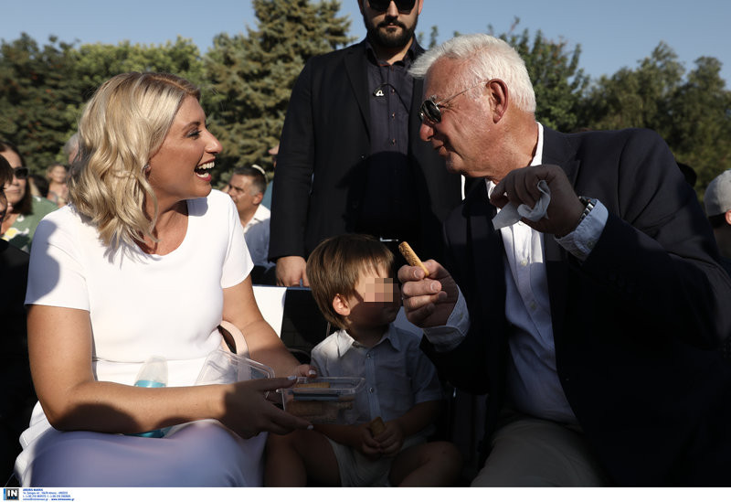 Σια ΚΟσιωνη χαμογελαστη
