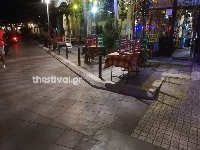 Σηκωμένες καρέκλες σε ταβέρνα