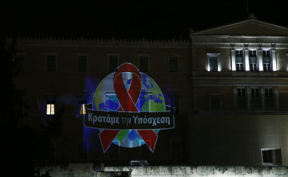 Η Βουλή των Ελλήνων φωταγωγήθηκε για την Παγκόσμια Ημέρα κατά του AIDS