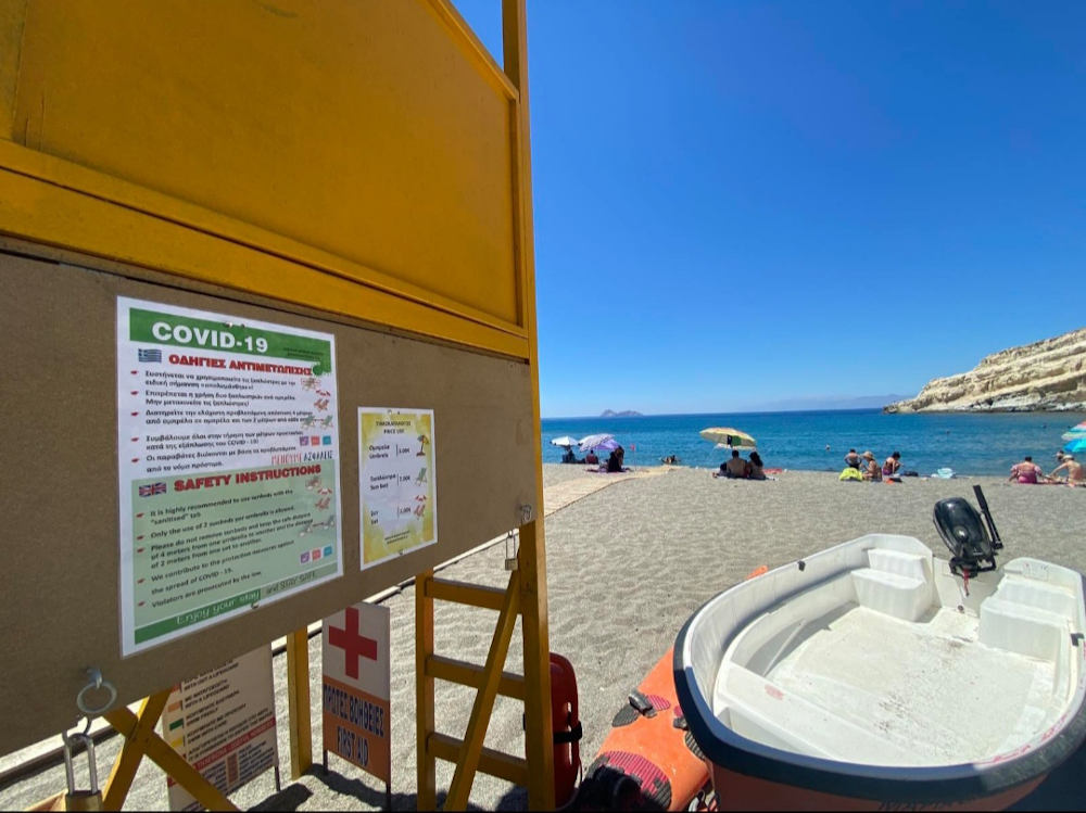 Ειδική σήμανση ενημερώνει τους λουόμενους για τις δράσεις του δήμου ώστε να είναι τα Μάταλα η πρώτη Covid-free παραλία