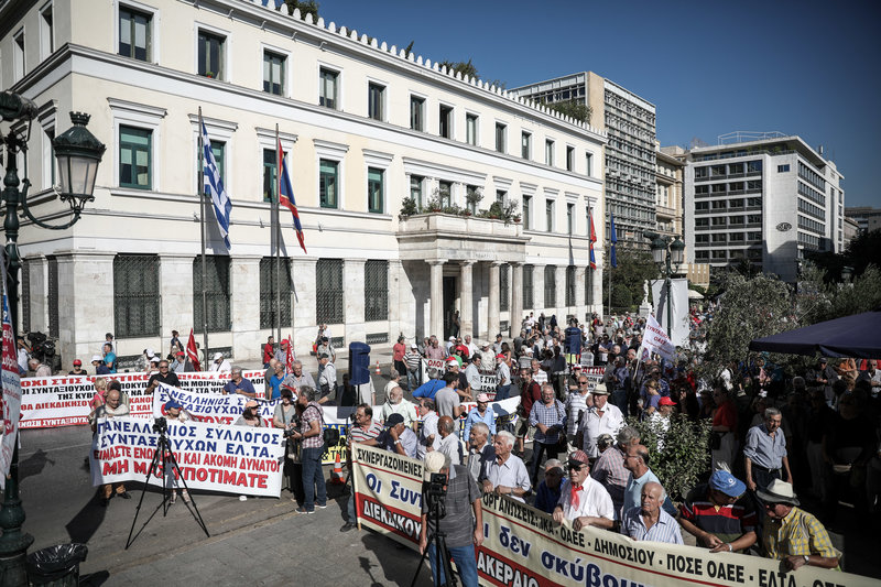 Εικόνα από τη συγκέντρωση των συνταξιούχων στην πλ. Κοτζιά 