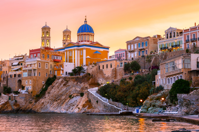 Στενά σοκάκια και κτίρια με παστέλ χρώματα, στην Ερμούπολη της Σύρου