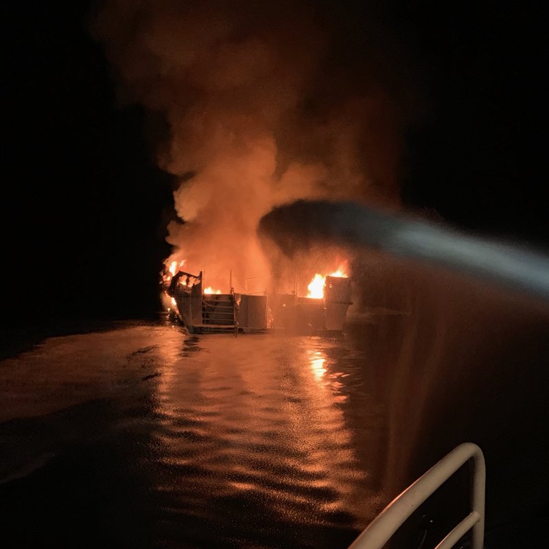 Φλεγόμενο σκάφος στην Καλιφόρνια