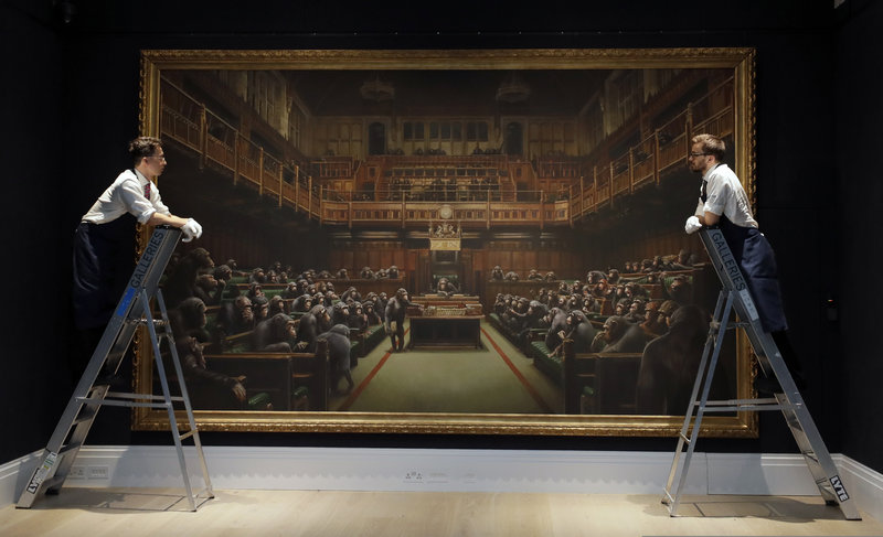 Πάνω σε σκάλες δίπλα σε πίνακα του Banksy