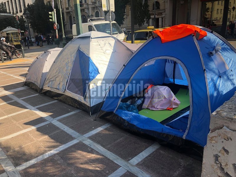 Οι σκηνές τους βρίσκονται επί της πλατείας Κλαυθμώνος